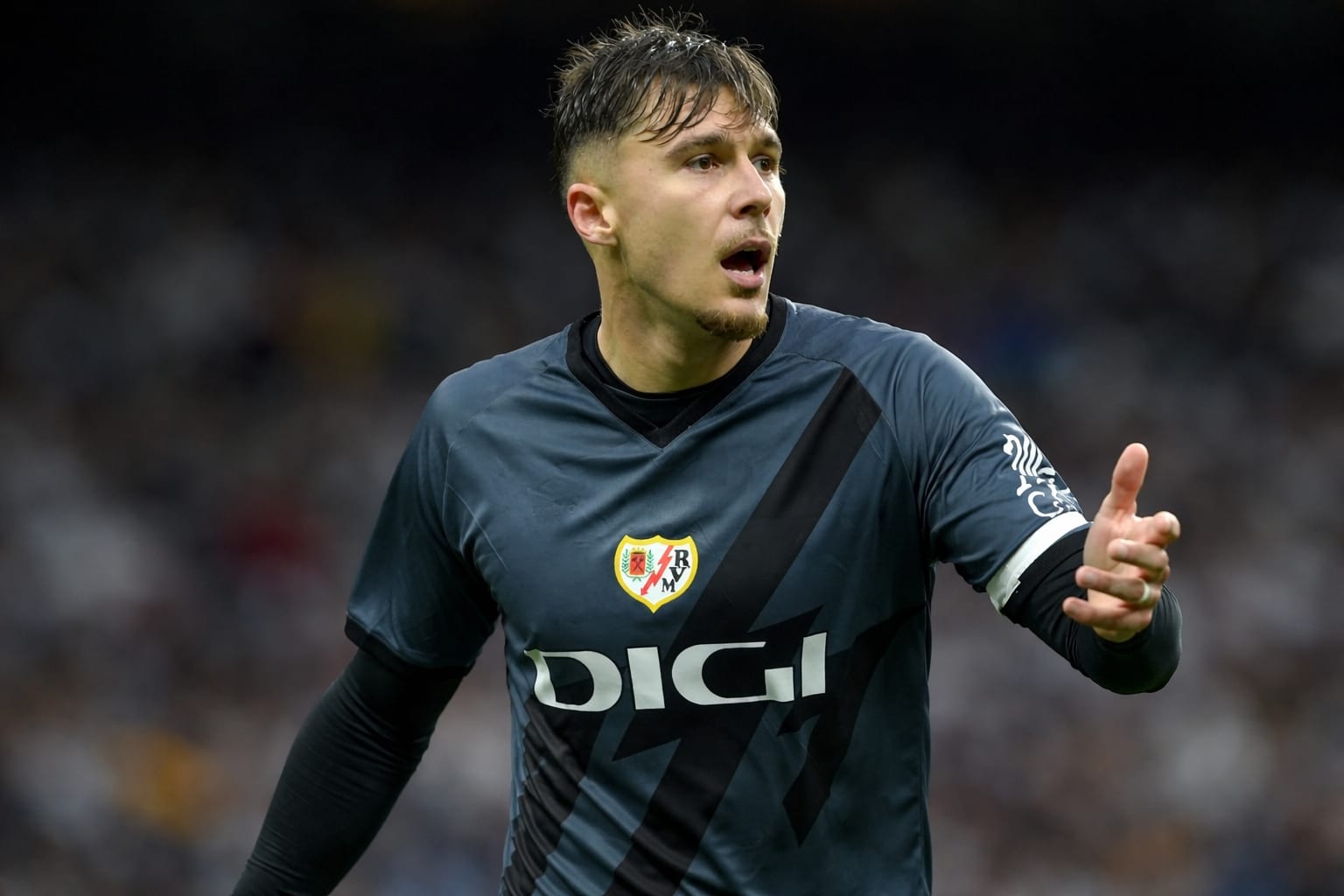 Andrei Rațiu este urmărit de Newcastle și Nottingham Forest pentru un transfer în Premier League