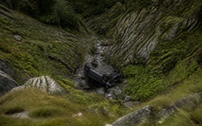 O mașină s-a rostogolit în prăpastie pe Transfăgărășan după ce șoferul a oprit pentru fotografii