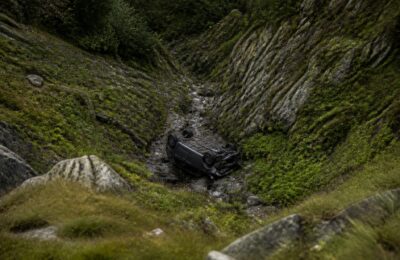 O mașină s-a rostogolit în prăpastie pe Transfăgărășan după ce șoferul a oprit pentru fotografii
