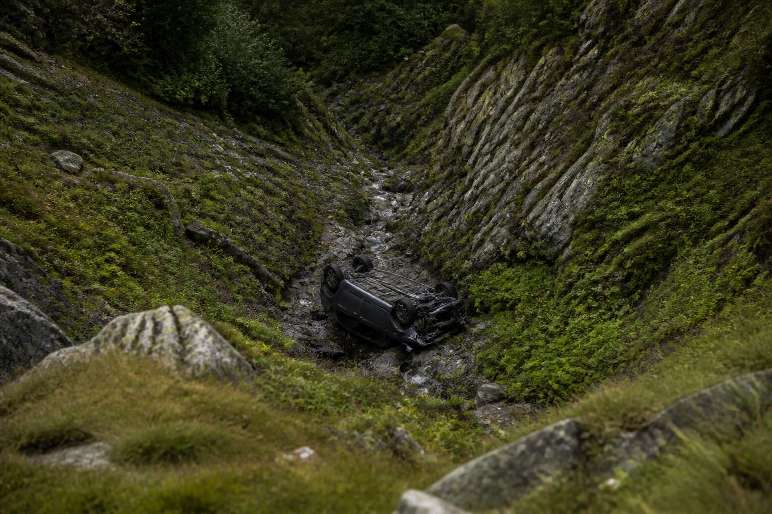 O mașină s-a rostogolit în prăpastie pe Transfăgărășan după ce șoferul a oprit pentru fotografii