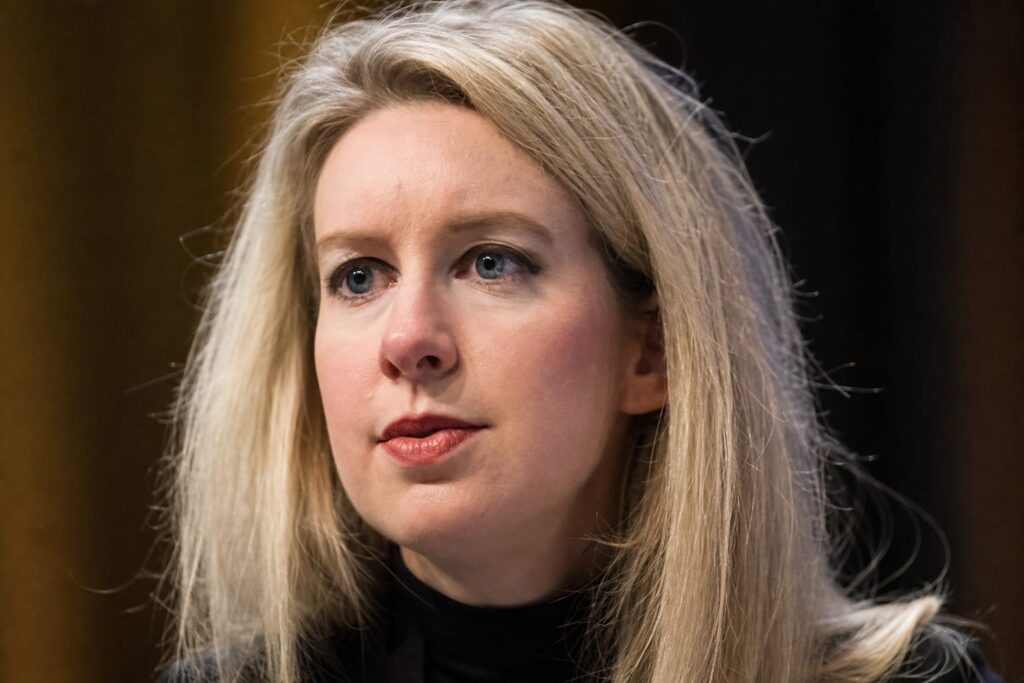 Elizabeth Holmes este programată să fie mutată într-un centru de tranziție în 2027. Eliberarea rămâne programată pentru 2030