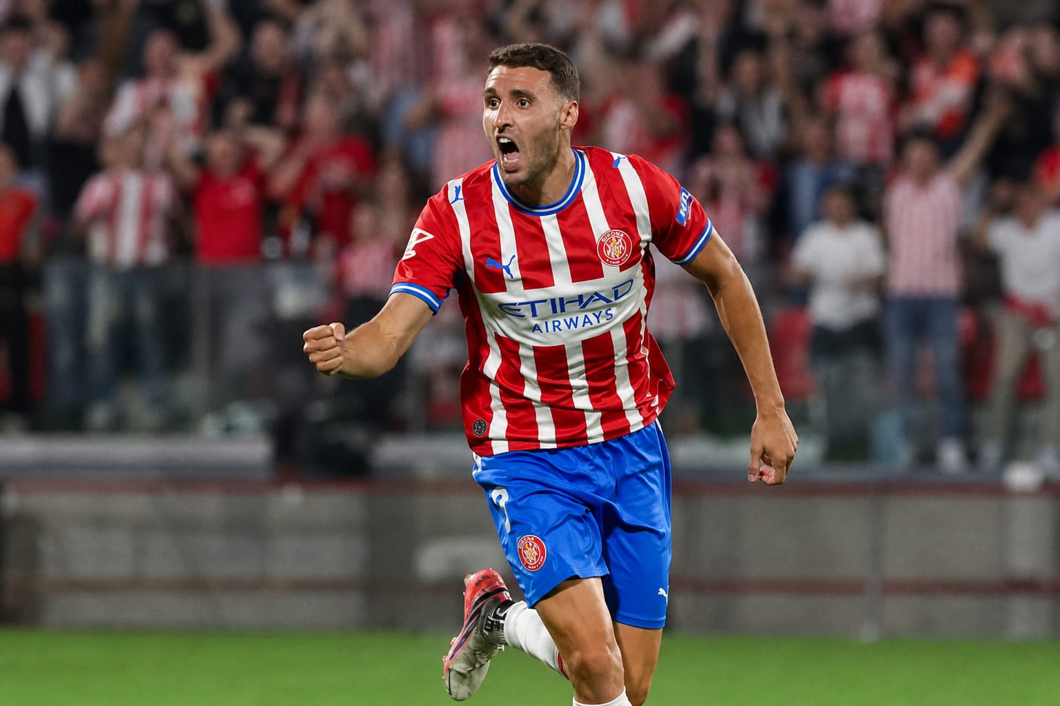 Bucuria unui fotbalist după marcarea golului