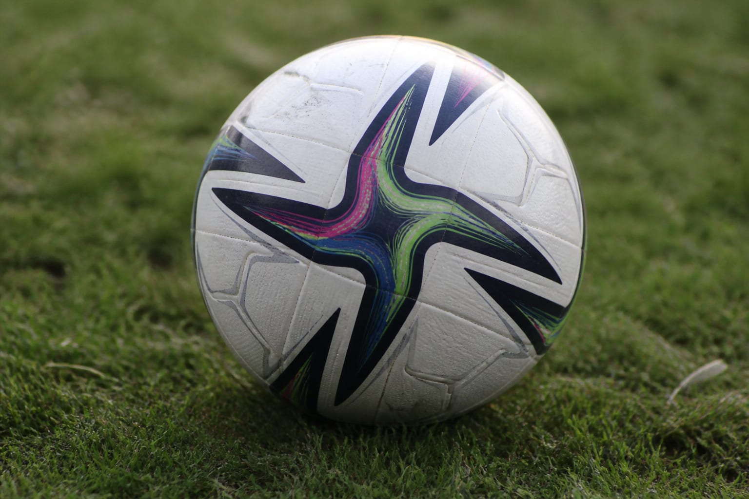 Minge de fotbal pe gazon