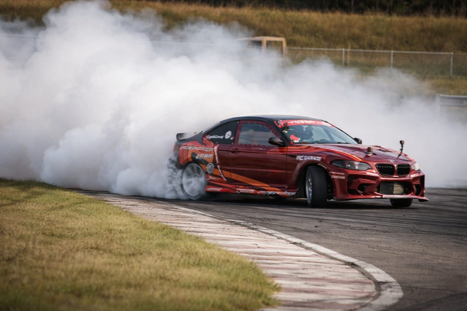 Pilotul Cristian Tauru ar putea deveni cel mai tânăr campion la drift din istorie după victoria de la Mureș