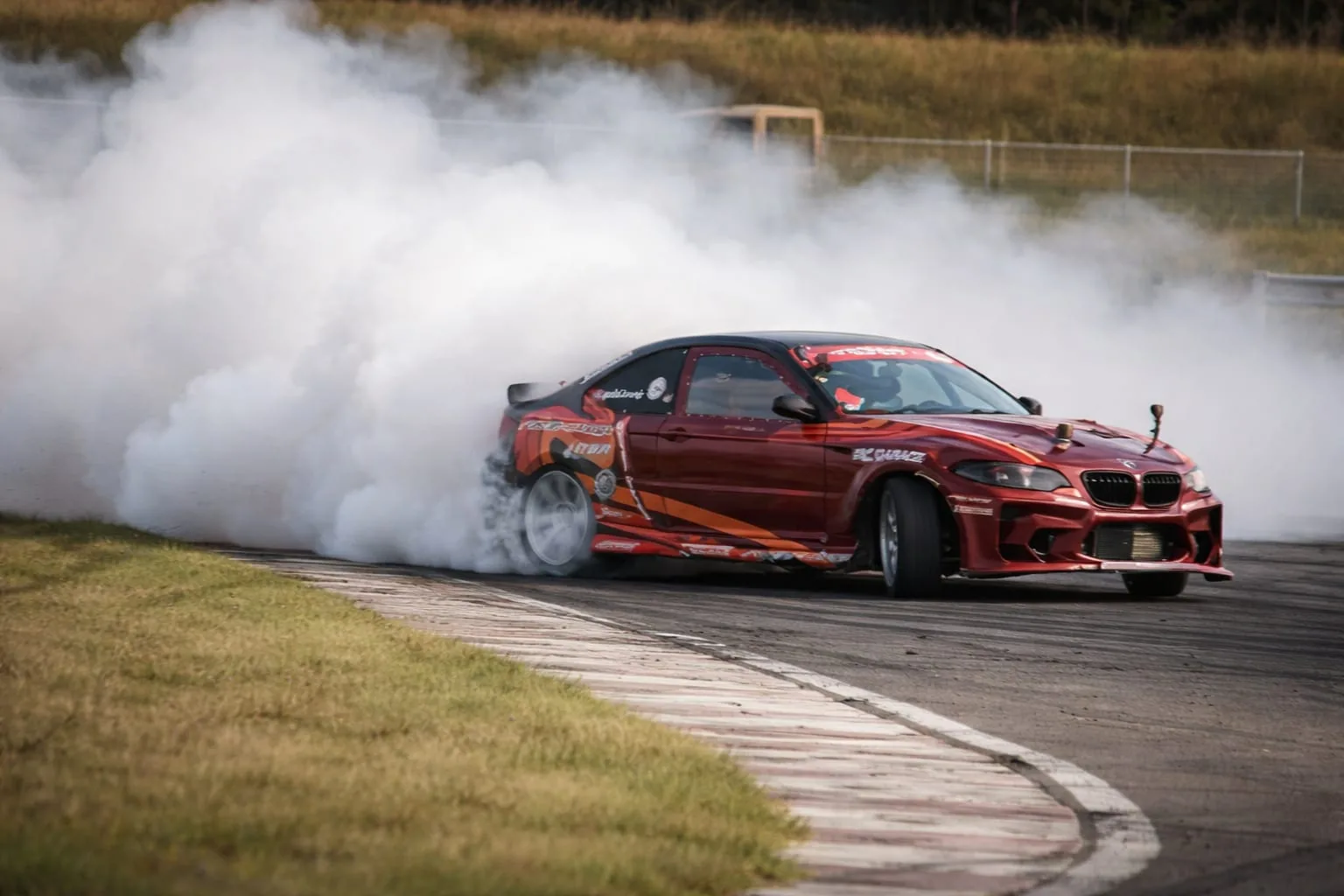 Pilotul Cristian Tauru ar putea deveni cel mai tânăr campion la drift din istorie după victoria de la Mureș