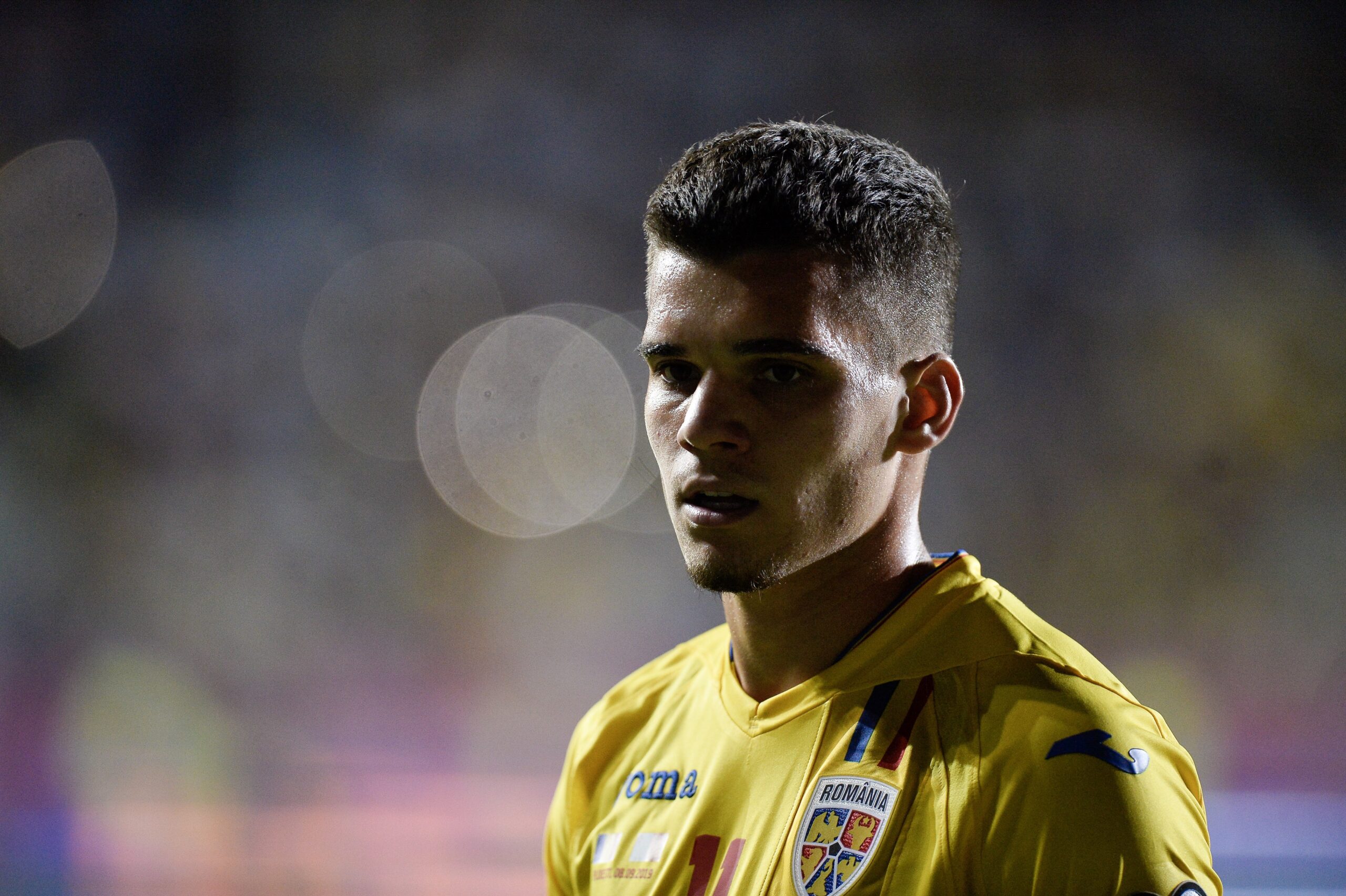 Fotbalist in echipament galben pe teren