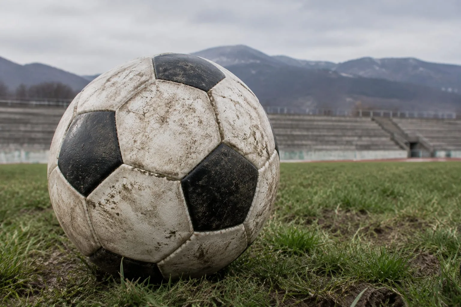 Minge de fotbal pe gazon