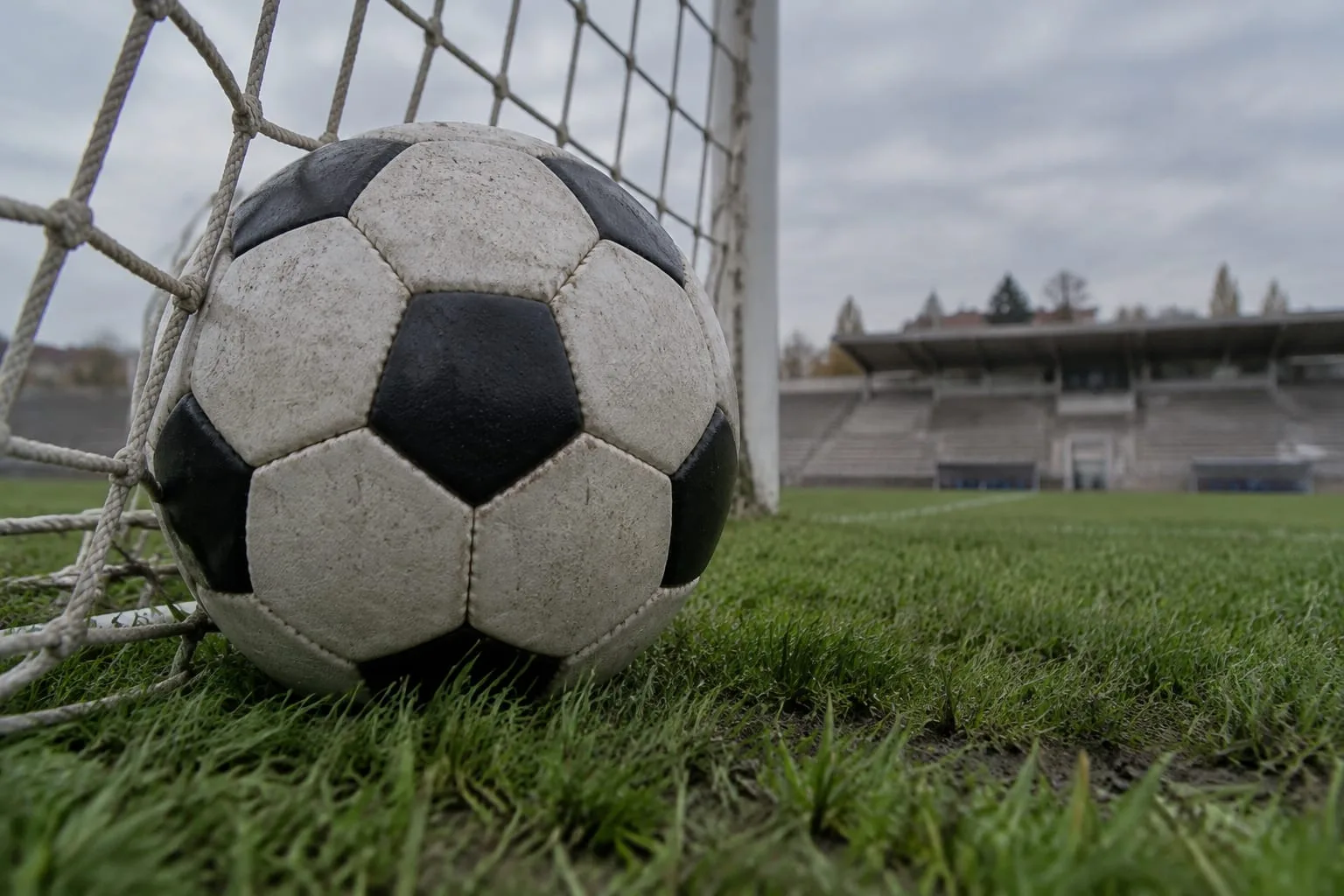 Minge de fotbal în poartă