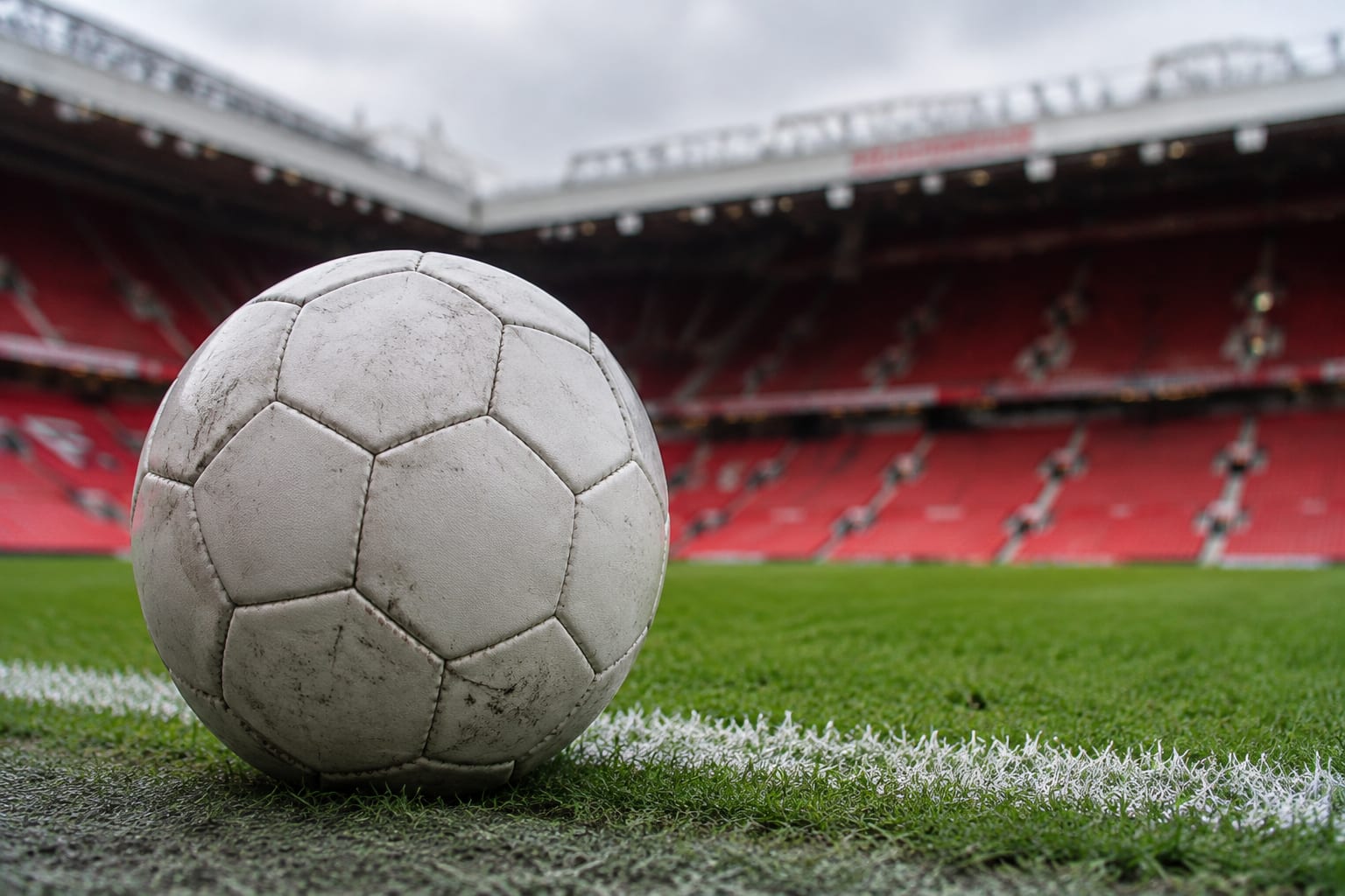 Minge de fotbal pe Old Trafford